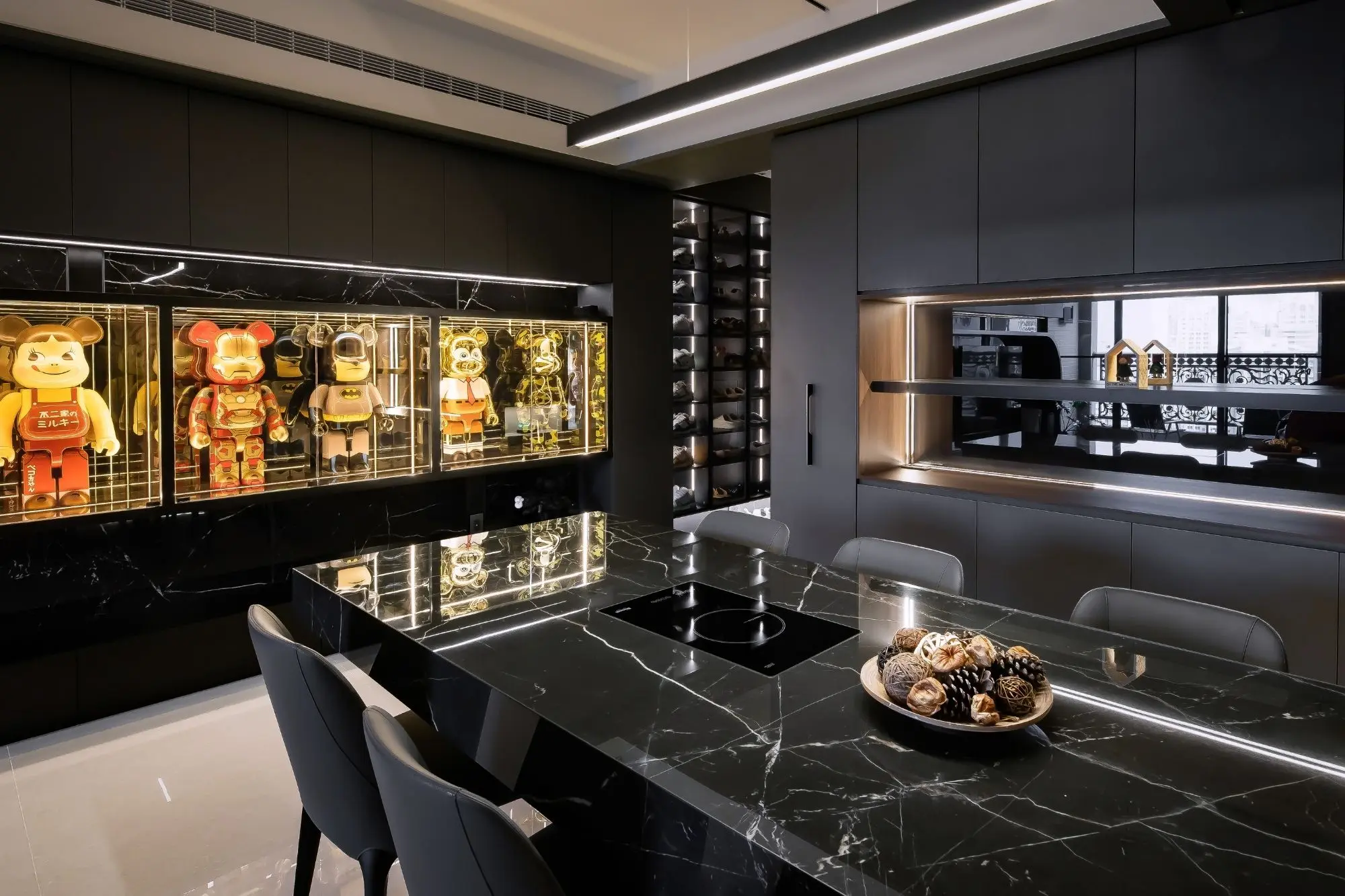公仔展示櫃尺寸怎麼抓？深色系收藏宅的展示設計與收納規劃全攻略